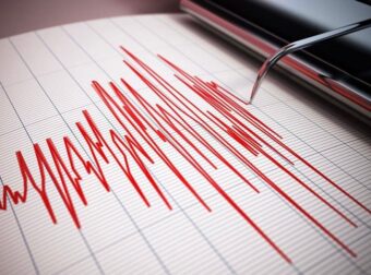 ΙΣΧΥΡΟΣ ΣΕΙΣΜΟΣ ΝΩΡΙΣ ΤΟ ΠΡΩΙ – ΣΥΝΕΧΕΙΣ ΟΙ ΜΕΤΑΣΕΙΣΜΟΙ, ΒΓΗΚΕ ΚΟΣΜΟΣ ΣΤΟ ΔΡΟΜΟ