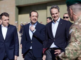 ΣΤΗ ΣΟΥΔΑ Ο ΜΑΚΡΟΝ – ΤΙ ΣΥΝΕΒΗ ΚΑΤΑ ΤΗ ΔΙΑΡΚΕΙΑ ΤΗΣ ΑΦΙΞΗΣ ΤΟΥ ΣΤΟ ΝΗΣΙ