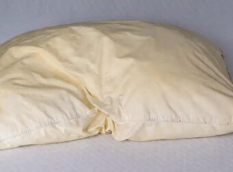 Πώς να καθαρίσετε τα βρώμικα μαξιλάρια για να είναι λευκά και να μυρίζουν ωραία