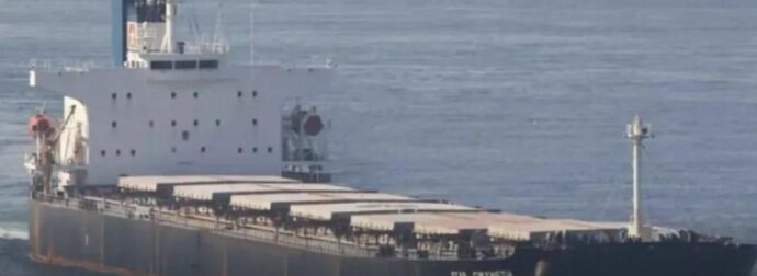 Δεν πάει με τίποτα το μυαλό σας σε ποιον Έλληνα ανήκει το πλοίο που χτυπήθηκε σήμερα στα Στενά του Ορμούζ