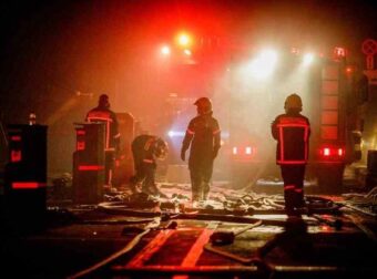 Φωτιά σε κατάστημα πώλησης μοτοσικλετών στο Κορωπί – Καίγεται ολοσχερώς η επιχείρηση