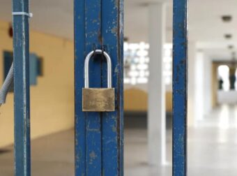 ΕΚΤΑΚΤΟ ΤΩΡΑ: ΚΛΕΙΝΟΥΝ ΤΑ ΣΧΟΛΕΙΑ ΑΠΟ ΣΗΜΕΡΑ ΜΕΧΡΙ ΚΑΙ ΤΙΣ 20 ΜΑΡΤΙΟΥ – ΔΕΙΤΕ ΤΗΝ ΛΙΣΤΑ