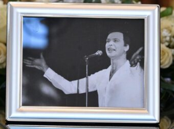 Βουβός θρήνος στην κηδεία του Γιώργου Μαρίνου: Όλοι παρατήρησαν το στεφάνι της Βίκυς Παγιατάκη, οι 9 λέξεις που έγραψε… «τσακίζουν» κόκαλα