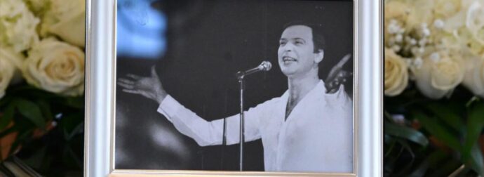 Βουβός θρήνος στην κηδεία του Γιώργου Μαρίνου: Όλοι παρατήρησαν το στεφάνι της Βίκυς Παγιατάκη, οι 9 λέξεις που έγραψε… «τσακίζουν» κόκαλα