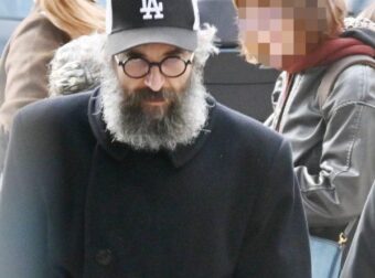 Αγαπημένος ηθοποιός εμφανίστηκε έτσι στο κέντρο της Αθήνας και τράβηξε τα βλέμματα