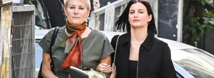 Αλίκη Καραμανλή: «Οι γονείς μου με στηρίζουν, όταν τους εντοπίζω ανάμεσα στους θεατές, ενθουσιάζομαι»