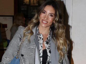 Aναζητάτε ένα ζευγάρι σύγχρονα, όμορφα και ψαγμένα sneakers; Τα φορά η Αθηνά Οικονομάκου