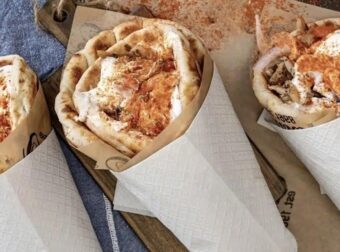 Κι ας κλείνει νωρίς κι ας περιμένεις στην ουρά: Αυτό το σουβλάκι είναι απ’ τα καλύτερα στην Ελλάδα