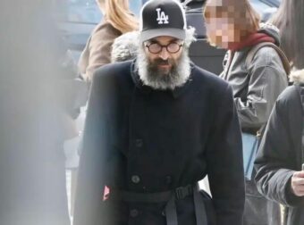 Άρης Σερβετάλης: Ο Αγαπημένος Έλληνας ηθοποιός εμφανίστηκε έτσι στο κέντρο της Αθήνας και τράβηξε τα βλέμματα