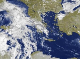 Ραγδαία αλλαγή του καιρού: Πότε και ποιες περιοχές «ντύνονται» στα λευκά
