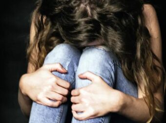 11χρονη δέχθηκε μπούλιγκ από 9 κορίτσια και αγόρια για να ζητήσει συγνώμη