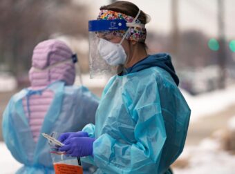 ΟΛΑ ΞΕΚΙΝΗΣΑΝ ΑΠΟ ΕΝΑ ΗΛΕΚΤΡΟΝΙΚΟ ΤΣΙΓΑΡΟ: ΣΥΝΑΓΕΡΜΟΣ ΓΙΑ ΚΡΟΥΣΜΑΤΑ ΜΗΝΙΓΓΙΤΙΔΑΣ – ΠΙΘΑΝΟ ΛΟΚΝΤΑΟΥΝ ΣΤΟ ΚΕΝΤ ΤΗΣ ΑΓΓΛΙΑΣ