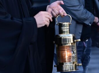 Άγιο Φώς: Πώς θα φτάσει φέτος στην Ελλάδα με τον πόλεμο να βρίσκεται σε εξέλιξη