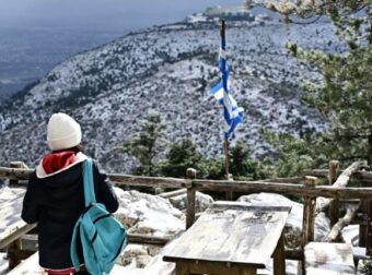 ΧΙΟΝΙΖΕΙ ΑΥΤΗ ΤΗΝ ΩΡΑ: ΣΤΑ ΑΣΠΡΑ Η ΠΑΡΝΗΘΑ – «ΤΣΟΥΧΤΕΡΟ» ΚΡΥΟ ΣΤΟ ΛΕΚΑΝΟΠΕΔΙΟ ΑΤΤΙΚΗΣ