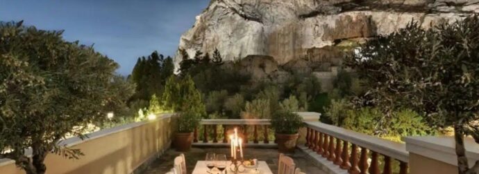 Μαγευτική βίλα ακριβώς δίπλα στην Ακρόπολη πωλείται