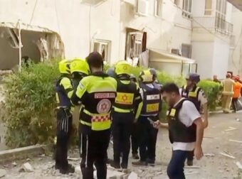 Τελ Αβίβ: Πύραυλος προσγειώθηκε δίπλα στο συνεργείο της ΕΡΤ