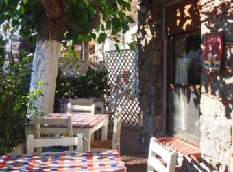 Βρήκαμε το πιο φθηνό ταβερνάκι της Ελλάδας. Κατάλογος με τιμές στα 1,80€ και τα 2€