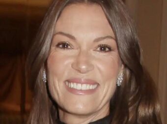 Μαμά και κόρη μοιάζουν πολύ: Η Βίκυ Καγιά σε σπάνια κοινή εμφάνιση με τη μητέρα της, Αλεξάνδρα