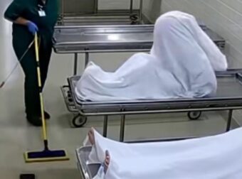 Γιατί οι νεκροί κινούνται μετά τον θάνατό τους; Μπορούν μέχρι και να σηκωθούν όρθιοι