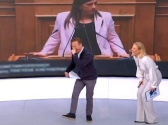 «Βουλή ήταν αυτό που παρακολουθήσαμε;»: Λύθηκαν στα γέλια οι παρουσιαστές σε Live εκπομπή
