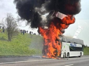 Λονδίνο: Λεωφορείο γεμάτο οπαδούς ομάδας ποδοσφαίρου τυλίχθηκε στις φλόγες