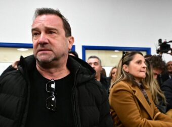 Δίκη για τα Τέμπη: «Θα σε σκίσw με τα χέρια μου, αλήτn» ξέσπασε η οικογένεια Πλακιά – «Να μας πείτε τι μετέφερε το φορτίο» φώναζε η Καρυστιανού