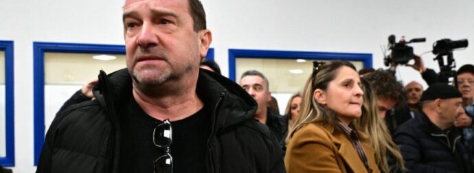 Δίκη για τα Τέμπη: «Θα σε σκίσw με τα χέρια μου, αλήτn» ξέσπασε η οικογένεια Πλακιά – «Να μας πείτε τι μετέφερε το φορτίο» φώναζε η Καρυστιανού