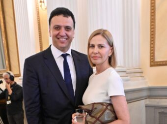 Κρυστάλλινοι πολυέλαιοι, βαριά έπιπλα, χειροποίητα χαλιά: Η 1η φώτο μέσα στο αρχοντικό των Κικίλια – Μπαλατσινού στο κέντρο της Αθήνας