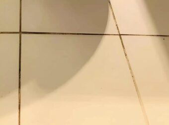 Πώς να αφαιρέσετε τη μαυρίλα ανάμεσα στα πλακάκια στο μπάνιο – Το κόλπο που ξέρουν λίγοι
