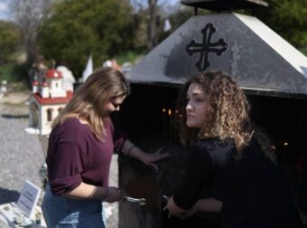 Αυτά είναι τα δύο κορίτσια που φροντίζουν και καθαρίζουν το μνημείο στον τόπο της τραγωδίας των Τεμπών