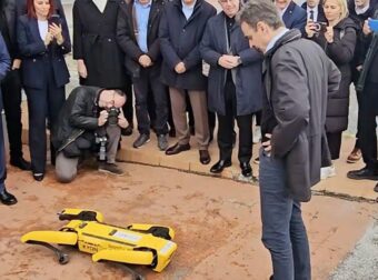 Βίντεο όπου ο Μητοστάκης μιλάει με σκύλο-ρομπότ