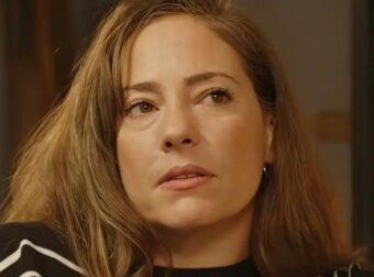 Συγκλονίζει η Αλεξάνδρα Ούστα: «Η μητέρα μου ήταν αλκοολική, πέθανε σε κλινική απεξάρτησης»