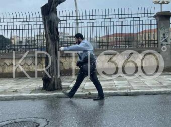 25η Μαρτίου: Παρέλασε μόνος του μετά την ακύρωση των εορτασμών λόγω της κακοκαιρίας