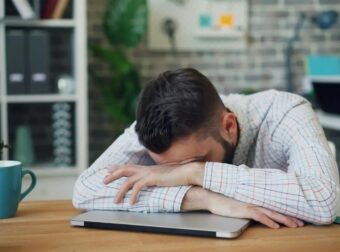 Γιατί νιώθεις συνεχώς κουρασμένος; Η «κρυφή» αιτία πίσω από την κόπωση που μπορεί να αποδειχθεί μοιραία