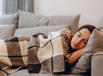Γιατί δεν πρέπει να σας παίρνει ο ύπνος στον καναπέ – Ο “γλυκός” ύπνος εκεί, δεν είναι όπως νομίζουμε