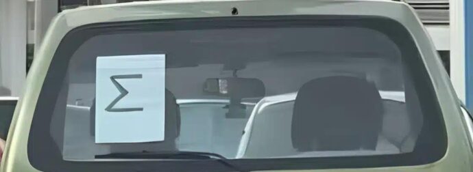 Τι σημαίνει το «Σ» στο παρμπρίζ του αυτοκινήτου – Ποιοι οδηγοί οφείλουν να το έχουν