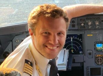 «Το παιδί μας, χάσαμε το παιδί μας»: Ραγίζει καρδιές η μάνα του Πλάτωνα, του 34χρονου δύτη που έχασε τη ζωή του στο «Πηγάδι του Διαβόλου»