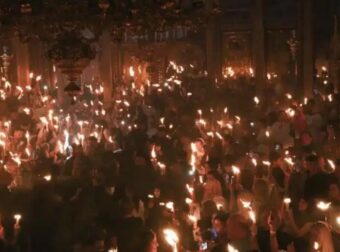 «Θρίλερ» με το Άγιο Φως για το Πάσχα – Αγωνία για το πώς θα μεταφερθεί στην Ελλάδα