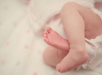 ΣΤΟ ΚΑΡΑΜΑΝΔΑΝΕΙΟ ΒΡΕΦΟΣ 10 ΜΗΝΩΝ ΜΕ ΣΟΒΑΡΑ ΤΡΑΥΜΑΤΑ