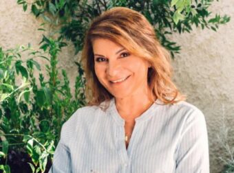 Αργυρώ Μπαρμπαρίγου: Έτσι θα βάψεις τέλεια κόκκινα αυγά, χωρίς «νερά», που δεν ξεβάφουν – Πόσων ημερών πρέπει να είναι και πόσο τα βράζεις