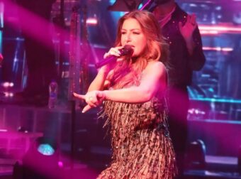 Με περούκα και αγνώριστη: Έτσι εμφανίστηκε η Έλενα Παπαρίζου στο ΝΟΧ