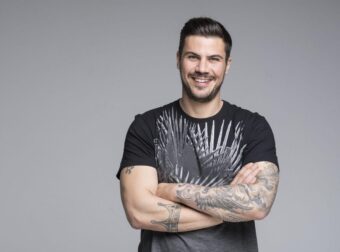 Με λίγα υλικά, χωρίς μίξερ, έτοιμα στο πι και φι: Viral ξανά ο Άκης με τα πιο νόστιμα πασχαλινά κουλουράκια