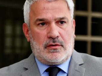 Χαριτάτος από το OPEN στην κυβέρνηση – «Ασπόνδυλα καθάρματα…»