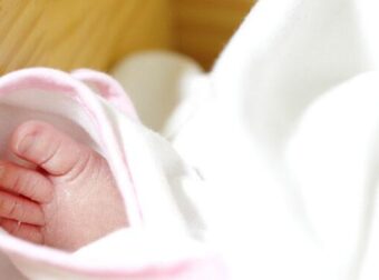 Οι δικαιολογίες της μητέρας του βρέφους: «Το δάγκωναν τα ξαδέρφια του, έπεσε από το καρότσι» – «Αυτοί οι γονείς θα πρέπει να κάτσουν στο σκαμνί, τελεία και παύλα. Πού είναι αυτές οι κοινωνικές υπηρεσίες σε κάθε Δήμο;»