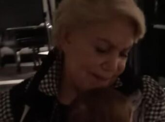 Μαρινέλλα: Το πιο γλυκό βίντεο με την κορυφαία ερμηνεύτρια να κοιμίζει την κόρη της Ήβης Αδάμου στην αγκαλιά της