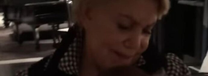 Μαρινέλλα: Το πιο γλυκό βίντεο με την κορυφαία ερμηνεύτρια να κοιμίζει την κόρη της Ήβης Αδάμου στην αγκαλιά της