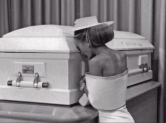 Θύελλα σχολίων για influencer: Ανέβασε φωτογραφίες από την κηδεία της κόρης της