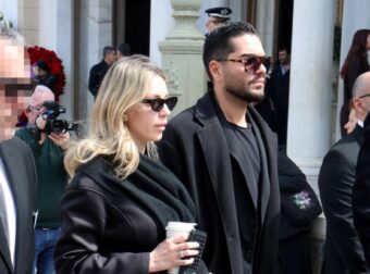 Γαρυφαλλιά Καληφώνη: Πώς εμφανίστηκε και τι κρατούσε στην κηδεία της Μαρινέλλας και προκάλσε σχόλια