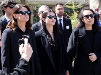 Δημήτρης και Μελίνα Δασκαλοπούλου: Ποια είναι τα δύο εγγόνια της Μαρινέλλας – Οι τραγικές φιγούρες στην κηδεία της