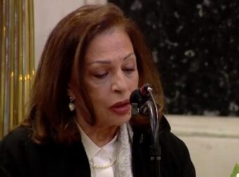 Η στιγμή που κατέρρευσε η Χαρούλα Αλεξίου μετά τον επικήδειο της στην κηδεία της Μαρινέλλας